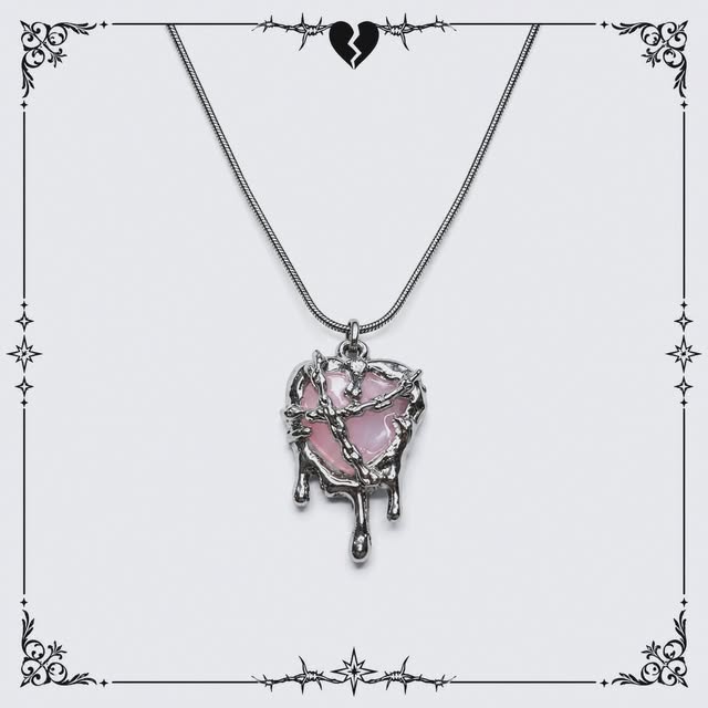 Collar plateado con corazón rosado