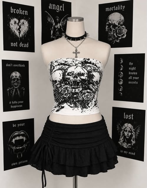 Outfit con mini falda negra y top blanco