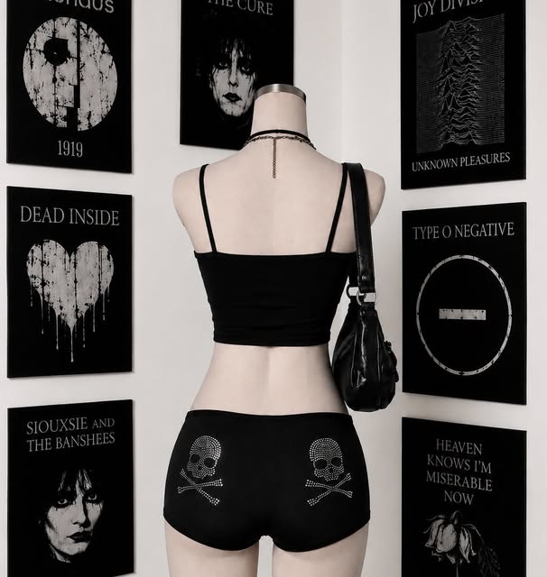 Short negro con calaveras brillantes